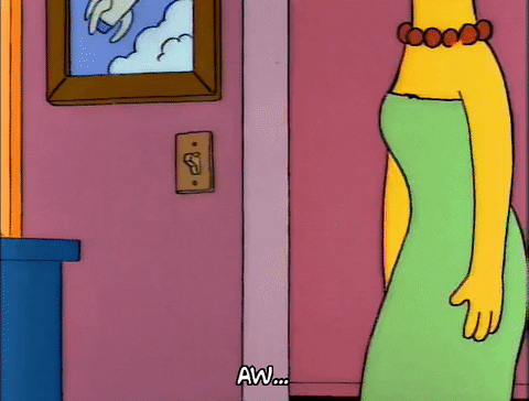 Gif (imagem com movimento) da Marge abraçando o seu filho Bart – personagens do desenho “Os Simpsons” – mostrando carinho, atenção e apoio a ele. O Gif tem a legenda “AW”, expressão de aconchego ao abraçar o filho.