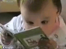Gif (imagem em movimento) de um bebê lendo um livrinho rapidamente com um olhar penetrado no objeto. O objetivo é mostrar o quanto as pessoas que farão o ENEM devem ler o edital.